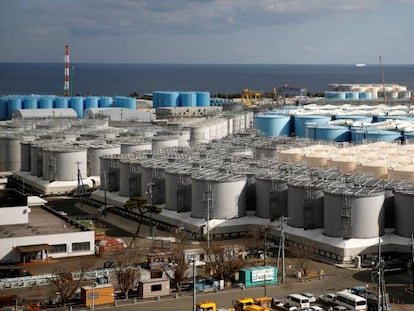 Tanques de água radioativa na usina nuclear de Fukushima (Japão), devastada pelo terremoto e o subsequente tsunami de 2011.