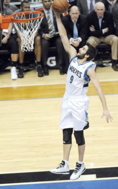 Ricky Rubio encensta durante un partido con los Wolves