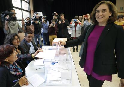La alcaldesa de Barcelona, Ada Colau, ha votado en el Centro Cívico La Sedeta de Barcelona.
