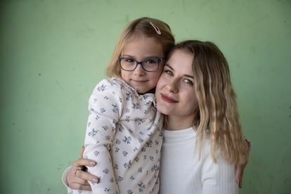 Lina Vzheshch y su hija Anna de 5 años. El marido de Lina falleció hace dos años en el frente. Ella es una de las profesoras que imparte clases a los niños ucranios refugiados.