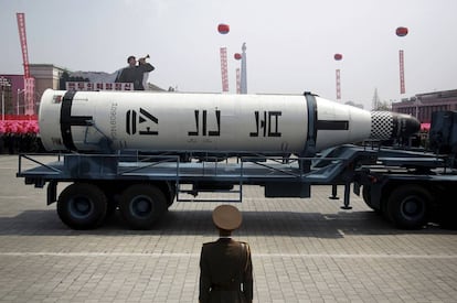 Míssil submarino norte-coreano apresentado no desfile militar de sábado.