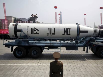 Míssil submarino norte-coreano apresentado no desfile militar de sábado.