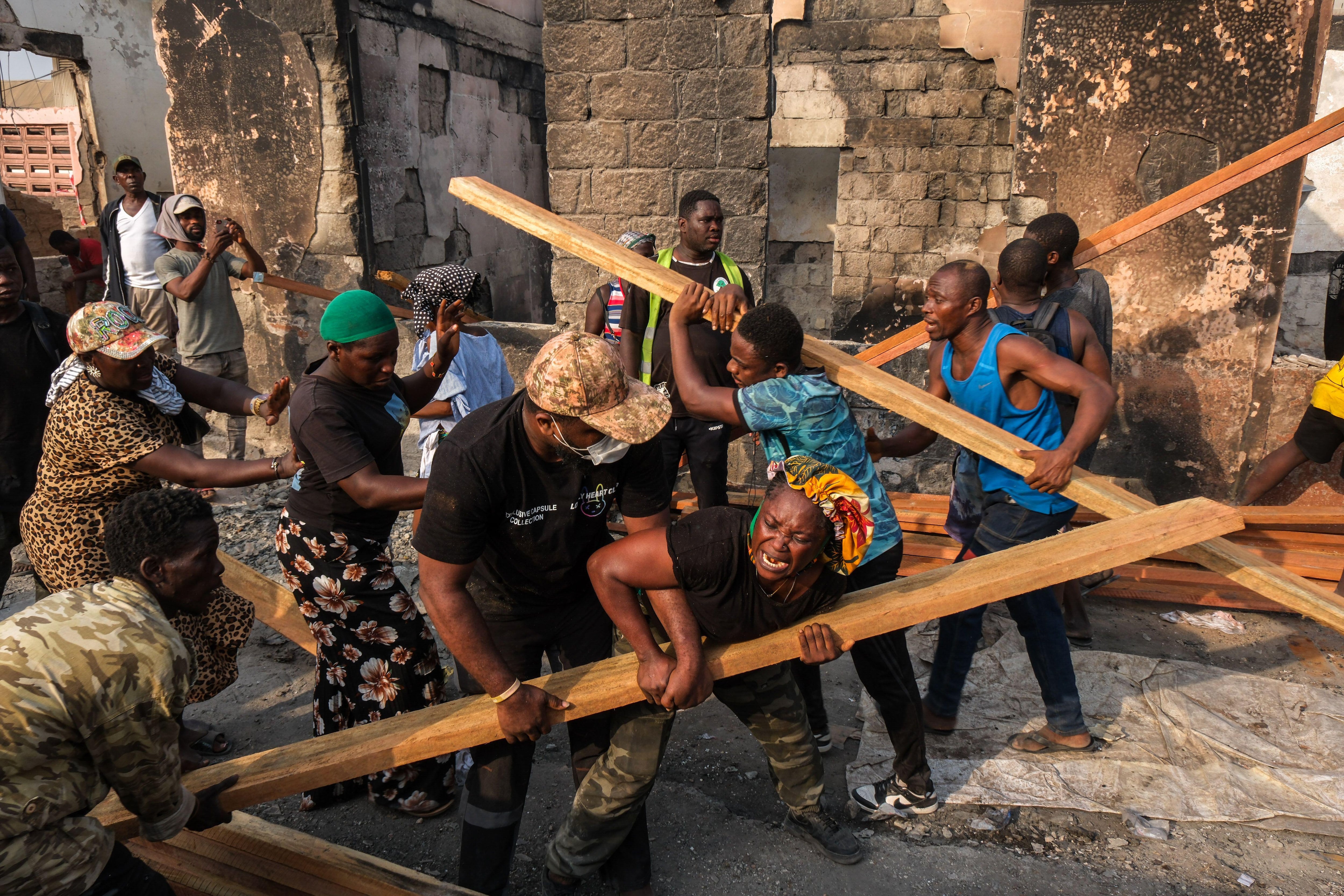 Miles de personas sin sustento en Ghana tras un incendio en uno de los mayores mercados de ropa usada del mundo