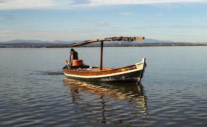 Una 'albuferenc', embarcación tradicional, en la laguna de la Albufera de Valencia.