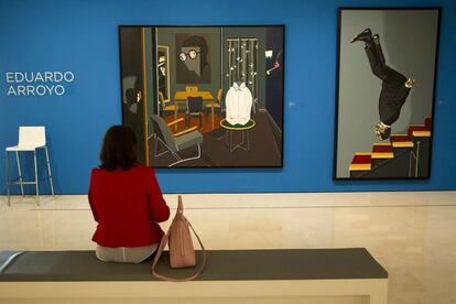 Entre otras de las obras expuestas, están 'José María Blanco White amenazado por sus seguidores en el mismo Londres' y 'Vestido bajando la escalera', de Eduardo Arroyo. Esta última es una parodia de Arroyo sobre la serie de desnudos de Marcel Duchamp.