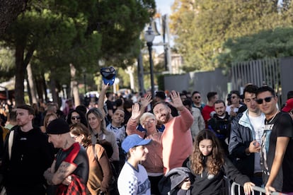 Fans en la cola del concierto de Madonna de Madonna en el Palau Sant Jordi de Barcelona, el 1 de noviembre de 2023.