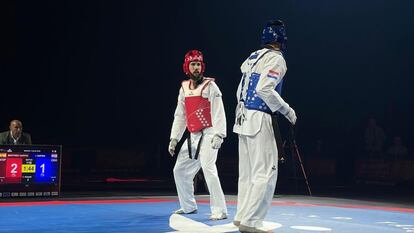 Raúl Martínez (de rojo) contra el croata Ivan Sapina en la final de -87kg del Europeo de taekwondo. (RFET)