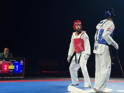 Raúl Martínez (de rojo) contra el croata Ivan Sapina en la final de -87kg del Europeo de taekwondo. (RFET)