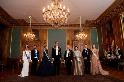 La cena de gala del miércoles noche tuvo lugar en la sala del palacio conocida como El Mar Blanco, un salón de baile que se usa en los banquetes anuales. Cuenta con unos inmensos frescos en el techo realizados en el siglo XVIII y era el punto donde se celebraban las fiestas más íntimas de la casa real. Los reyes Felipe y Letizia, invitados de honor, pronunciaron un discurso en inglés en el que han mostrado su orgullo por las instituciones de ambas naciones que "protegen la igualdad de oportunidades sin diferencias de género, económicas y sociales". Al acto también asistieron Victoria de Suecia con su marido, el príncipe Daniel, y el príncipe Carlos Felipe con su esposa, la princesa Sofía. Magdalena de Suecia, quien vive en Estados Unidos, no pudo asistir.