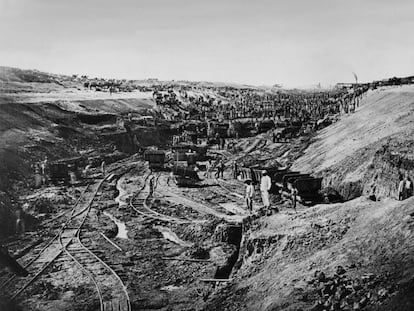 Trabajos en el canal de Suez. Las condiciones tampoco parecen haber mejorado mucho desde la construcción de las pirámides.