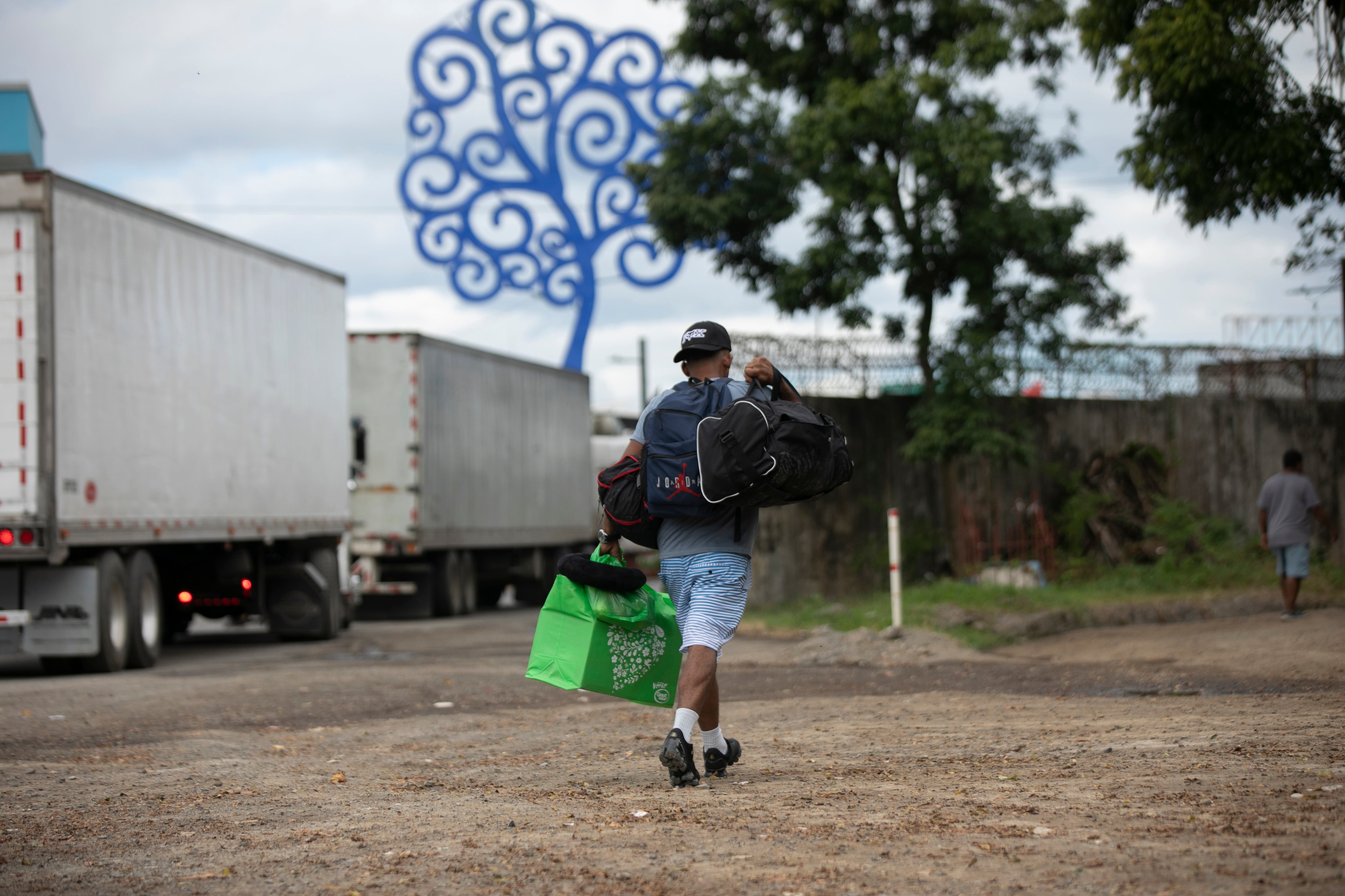 Un joven cruza el punto fronterizo de Peñas Blancas entre Nicaragua y Costa Rica para pasar las fiestas de fin de año con sus familiares.  