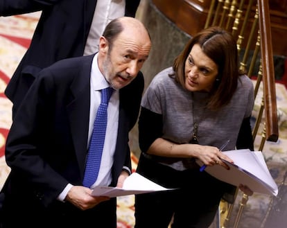 Alfredo Pérez Rubalcaba junto a Soraya Sáenz de Santamaría tras terminar la segunda jornada del debate del estado de la nación.