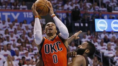 Westbrook ganha um lance contra Harden em um Thunder-Rockets.