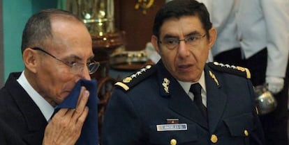 El general Tomás Ángeles Dauahare (derecha), en 2007.