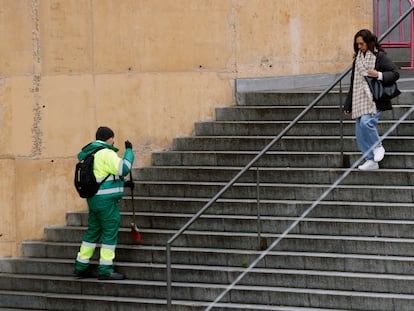 Un operario de la limpieza trabaja en una calle de Toledo.