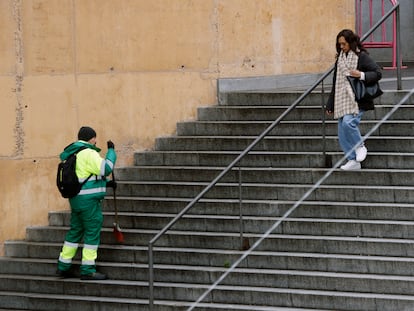 Un operario de la limpieza trabaja en una calle de Toledo, en Madrid