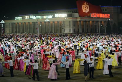 Norcoreanos bailan durante un ensayo para los festejos previstos con motivo del primer centenarios del nacimiento de Kim Il-Sung, fundador del régimen.