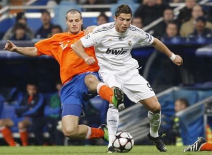 Cristiano Ronaldo intenta superar a Margairaz.