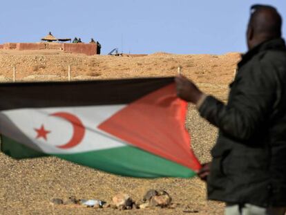 Dos saharauis sostienen una bandera del Frente Polisario, cerca de Al Mahbes en 2017.