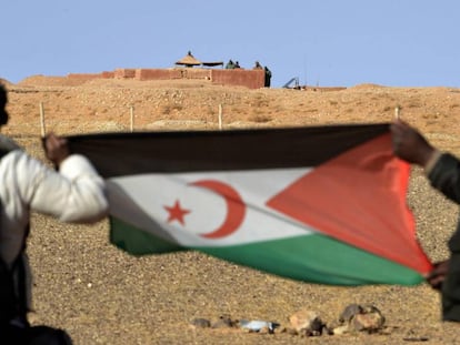 Dos saharauis sostienen una bandera del Frente Polisario, cerca de Al Mahbes en 2017.