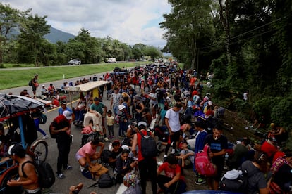 Migrantes hacen una pausa en Huixtla, México, la semana pasada, en su camino hacia la frontera con Estados Unidos.