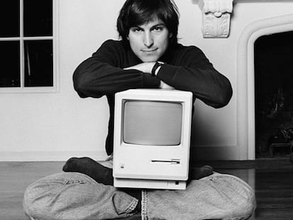 Steve Jobs, em sua casa em Woodside, Califórnia, em 1984. A imagem faz parte do provocador documentário Steve Jobs: The Man in the Machine (2015), no qual seu diretor, Alex Gibney, investiga as contradições do fundador da Apple.