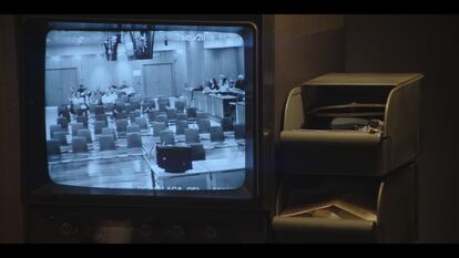 Las imágenes del juicio se ofrecen en este documental con distintos recursos. En este caso, a través de un viejo televisor.