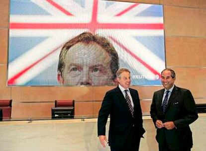 Tony Blair, a la izquierda, junto al director ejecutivo de Reuters, Tom Glocer, ayer en Londres.