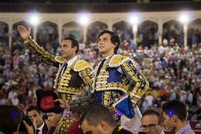 Enrique Ponce y Roca Rey, a hombros en la plaza de Albacete.