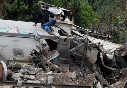 De acuerdo con Protección Civil, una persona falleció debido a que el tren impactó su vivienda.