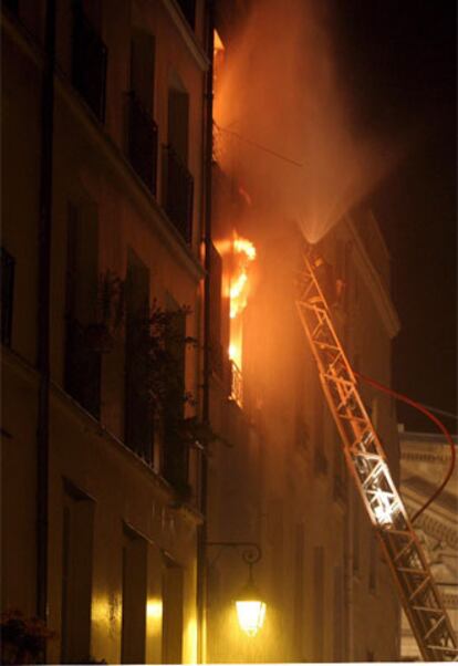 Los bomberos intentan apagar las llamas en el edificio siniestrado del centro de Pars.