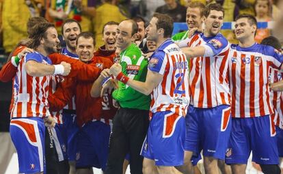 Los jugadores del Atlético felicitan a Hombrados.