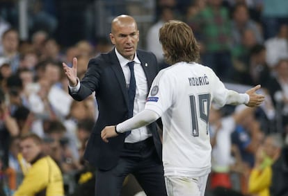 El entrenador del Real Madrid Zinedine Zidane saluda al croata Luka Modric tras sustituirle, durante el partido.