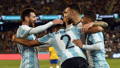 Mercado celebra junto a Banega, Messi y Otamendi su gol ante Brasil.