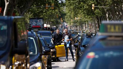 Protesta de los taxista en la Gran Via de Barcelona, este martes.