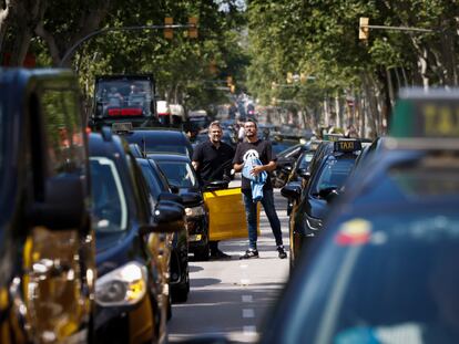 Protesta de los taxista en la Gran Via de Barcelona, este martes.