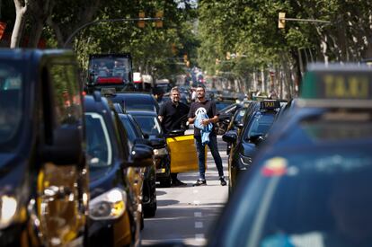 Protesta de taxis en el centro de Barcelona contra las VTC ilegales