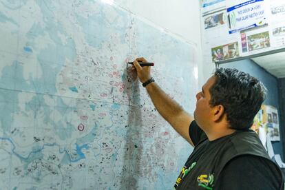 Suazo señala en un mapa todos los territorios en los que ya tiene presencia JCVH y aquellos a los que quieren llegar.