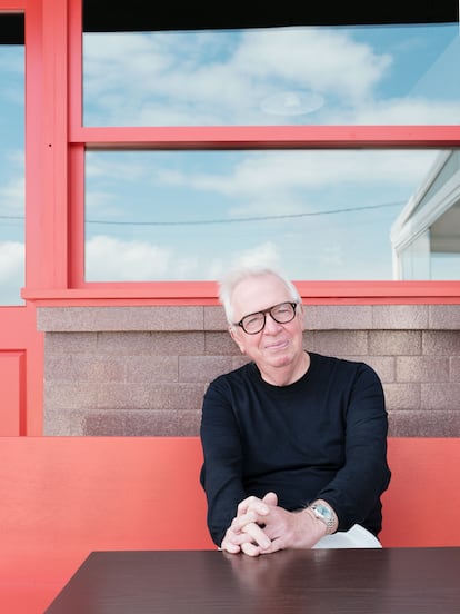 David Chipperfield posa en el bar del puerto de Corrubedo, que ha renovado con azulejos y carpintería roja.