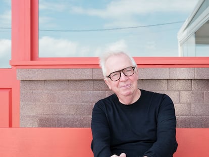 David Chipperfield posa en el bar del puerto de Corrubedo, que ha renovado con azulejos y carpintería roja.