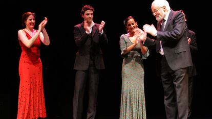 La bailaora María Pagés (izquierda) y miembros de su compañía, aplauden a Álvarez Caballero, en un homenaje en Madrid en 2005.