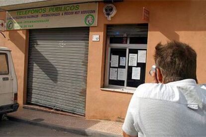 El locutorio de Caba?uelas (Almera) en el que fue detenido uno de los presuntos terroristas.