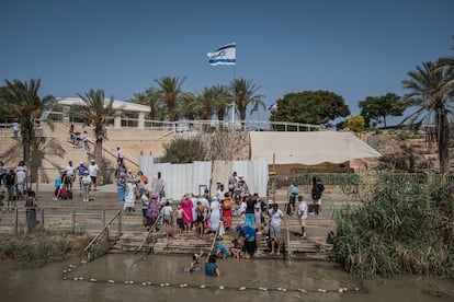 Varios peregrinos y turistas en la orilla cisjordana del río Jordán. El conflicto por los recursos hídricos se remonta a 1948, cuando empezó la guerra árabe-israelí y escaló en 1967, cuando Israel empezó a ocupar territorios palestinos y a hacerse con el control del agua del río. Hoy, a pesar de los intentos para encontrar una solución, el conflicto sigue vigente.