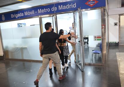 09-07-24. (DVD 1221). Una jornada con una pareja de Policia Nacional encargada de los delitos e incidentes que se producen a diario en el Metro de Madrid.  Jaime Villanueva/El País