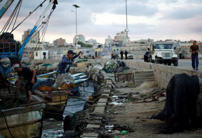 En virtud de un acuerdo de paz provisional, se suponía que los pescadores de Gaza tenían permiso para navegar a 20 millas náuticas de la costa. Pero después de que Hamas tomó el control en 2007, tras una breve guerra civil con el grupo palestino Fatah, la restricción oscila entre tres y seis millas náuticas. En la imagen, un pescador palestino desembarca tras volver de pesca, en el puerto de Gaza.