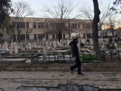Um cemitério de um dos bairros da cidade de Aleppo.