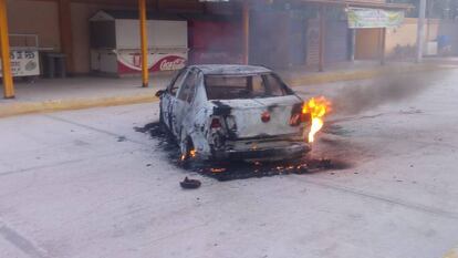 El coche del jefe de policía de Zitlala, ya quemado. 