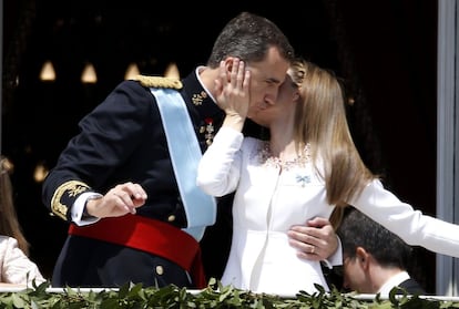 Los reyes, Felipe VI y Letizia, se besan desde el balcón central del Palacio de Oriente