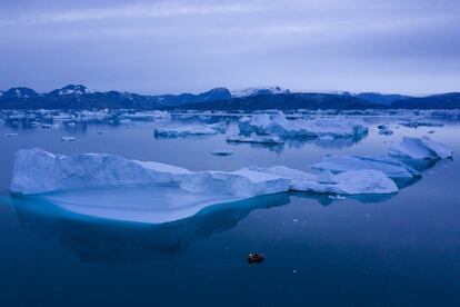 Hoy Groenlandia es escenario también de las luchas de poder entre EE UU y China, que lleva años tratando de meter un pie en el territorio a golpe de talonario. Pero los efectos del cambio climático y la rapidez del deshielo de sus glaciares sigue siendo la mayor amenaza de la isla. Ahora, además, se suma la ambición de magnates inmobiliarios —escépticos del impacto climático— que ven la zona como una simple transacción económica a pesar los peligros que su deterioro significa para el planeta.