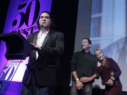 Gastón Acurio, al recibir en Lima su premio, junto a su jefe de cocina Diego Muñoz y su esposa Astrid Gutsche.
